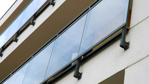 polskie przepisy budowlane dotyczące szkła w balustradach 